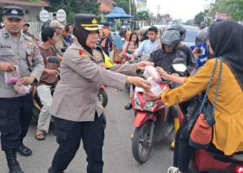 Edukasi Keselamatan Lalulintas dan Kamtibmas, POS PAM Lemahabang Bagikan Takjil Ke Pengendara