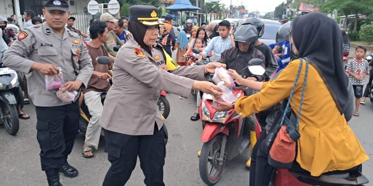 Edukasi Keselamatan Lalulintas dan Kamtibmas, POS PAM Lemahabang Bagikan Takjil Ke Pengendara
