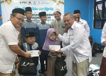 Wujud Kepedulian Insan Pers, PWI Indramayu Bagikan Takjil dan Santunan Anak Yatim