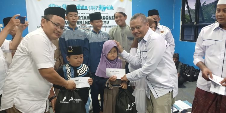 Wujud Kepedulian Insan Pers, PWI Indramayu Bagikan Takjil dan Santunan Anak Yatim