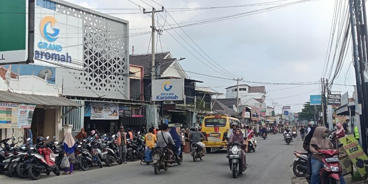 Minimalisir Kemacetan, Toko Karomah Toserba Komitmen Tertibkan Parkiran Kendaraan Pengunjung