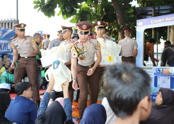 Viral di Jalanan! Taruna Akpol Turun Langsung Bagikan Takjil & Edukasi Mudik Aman ke Ojol di Daan Mogot
