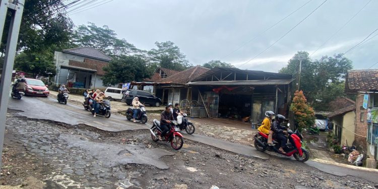 Jalan Halimpu–Wangkelang Rusak, Warga Cirebon Selatan Murka: Wakil Rakyat Dapil 7 Dituding Tutup Mata