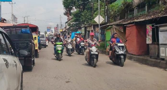 Bangunan Liar Merajalela di Pusat Lemahabang, Jadi Pemandangan Kumuh dan Merampas Hak Pejalan Kaki