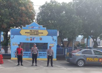 Polisi Siaga di Pos Terpadu Jembatan Timbang Losarang Indramayu