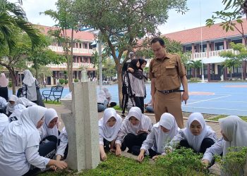 Hari Pertama Masuk Sekolah Pasca Libur Idul Fitri, Pelajar SMAN 1 Lemahabang Gelar Aksi Ekologi
