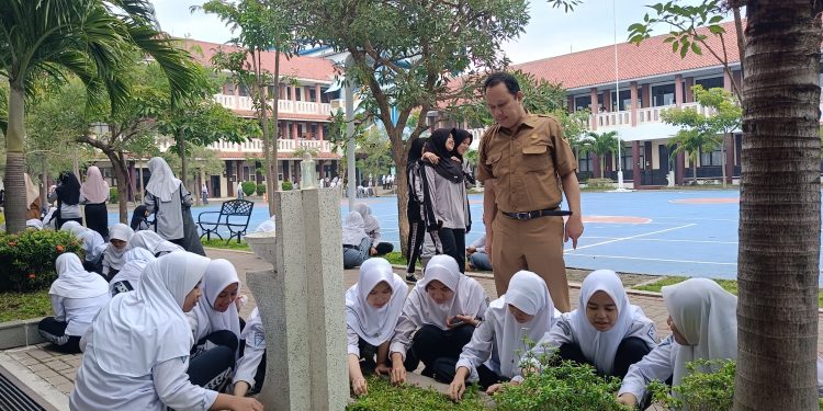 Hari Pertama Masuk Sekolah Pasca Libur Idul Fitri, Pelajar SMAN 1 Lemahabang Gelar Aksi Ekologi
