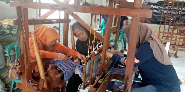 Seruni Hidupkan Tenun Indramayu, Kilang Balongan Dukung Pelestarian Tenun Tradisional