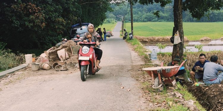CV. ALZDAF Mulai Kebut Pemeliharaan Berkala Jalan Putat – Koreak Penghubung Cirebon – Kuningan