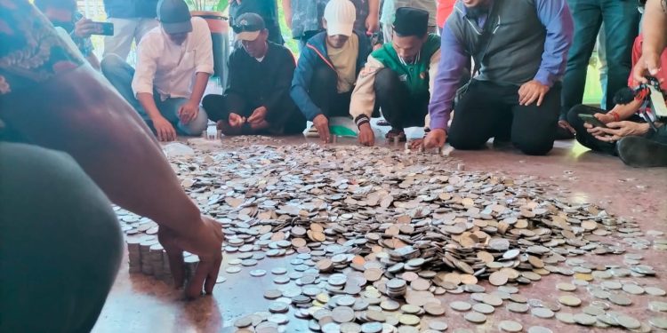 KOMPI Serahkan Uang Koin Receh Rp100 Juta