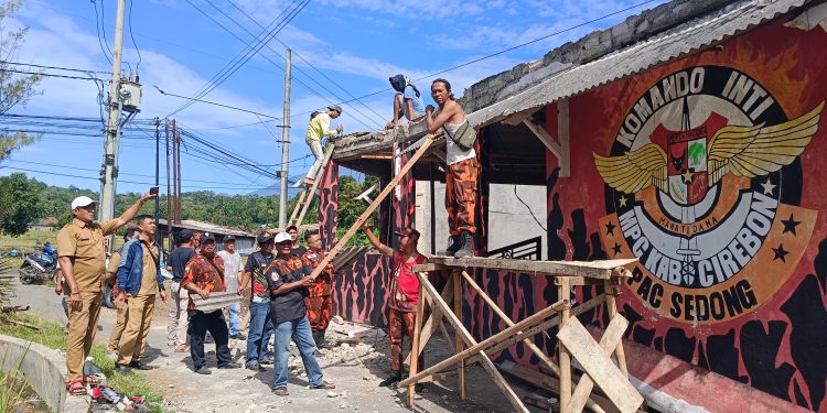 Gotong Royong Renovasi Kantor Sekretariat, Pemuda Pancasila PAC Sedong Tekankan Kontribusi Positif