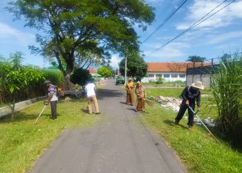 Kuwu Lilis Krisnawati Pimpin Kerja Bakti Bersih-Bersih Lingkungan Desa Kaligawe Wetan