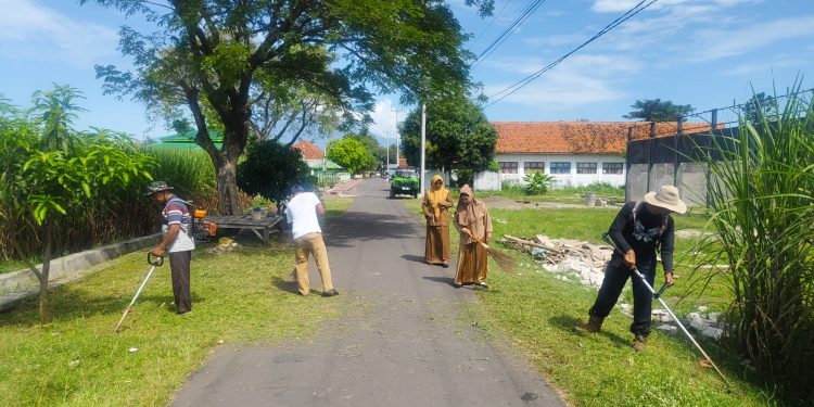 Kuwu Lilis Krisnawati Pimpin Kerja Bakti Bersih-Bersih Lingkungan Desa Kaligawe Wetan