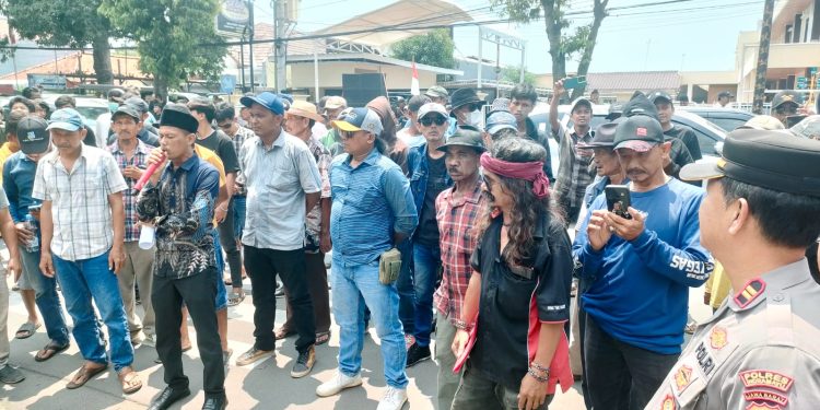 Ratusan Massa GEMI Desak Kejaksaan Tetapkan Tersangka Tuper DPRD Indramayu