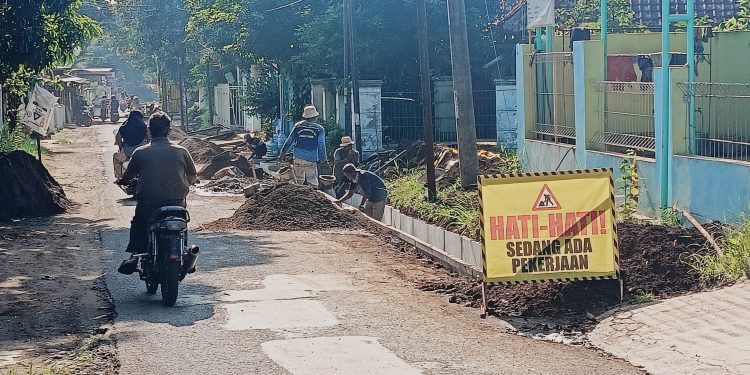 CV Seruni Jaya Abadi Kebut Pembangunan Saluran Drainase Ruas Jalan Lemahabang – Leuwidinding