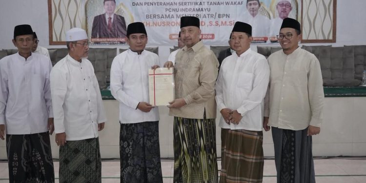 Menteri ATR/BPN Serahkan Sertipikat Wakaf PCNU Indramayu