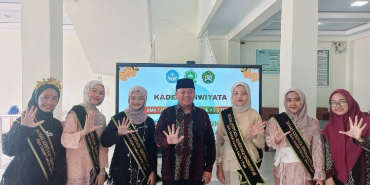 Kartini Menginspirasi, Adiwiyata Menggerakkan Semangat Perempuan untuk Bumi di SMA Tahfidh Yanbu’ul Qur’an 5 Tegal