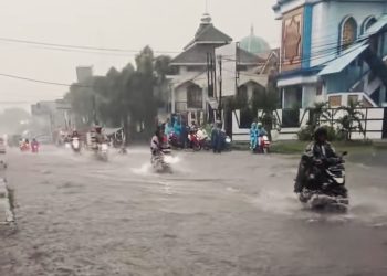 Bak Kolam, Warga Keluhkan Proyek Gorong-Gorong Depan SMAN 1 Lemahabang Timbulkan Masalah Baru