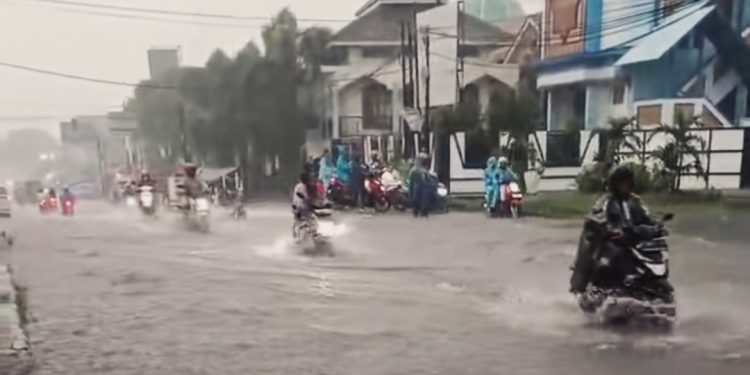 Bak Kolam, Warga Keluhkan Proyek Gorong-Gorong Depan SMAN 1 Lemahabang Timbulkan Masalah Baru