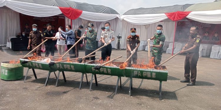Kejari Indramayu Musnahkan BB Narkotika dan Obat Sediaan Farmasi Tanpa Izin