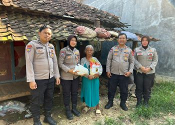 Jumat Berkah, Sat Binmas Polres Indramayu Salurkan Sembako Kepada Lansia