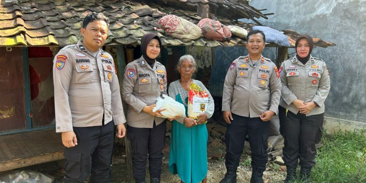 Jumat Berkah, Sat Binmas Polres Indramayu Salurkan Sembako Kepada Lansia