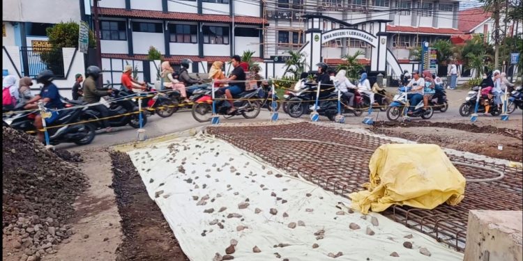 Proyek Gorong-Gorong Cipeujeuh Wetan Kembali Disorot, Bahayakan Pengendara dan Timbulkan Genangan