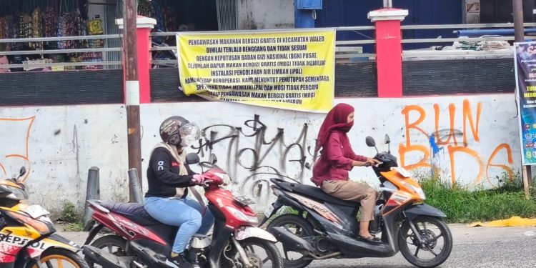 Spanduk Protes Lemahnya Pengawasan Program MBG, Desak Penutupan Dapur SPPG Tanpa IPAL