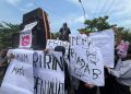 Desak Hukuman Mati Pelaku Pembunuhan Satu Keluarga, Ratusan Warga Demo di PN Indramayu