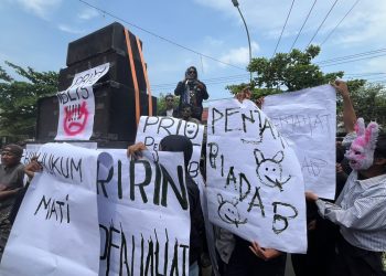 Desak Hukuman Mati Pelaku Pembunuhan Satu Keluarga, Ratusan Warga Demo di PN Indramayu