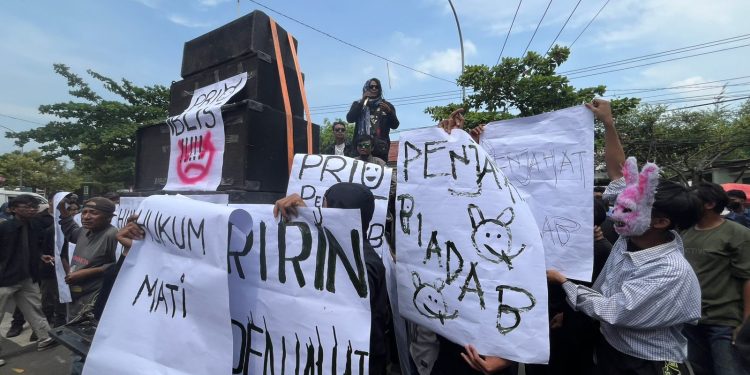 Desak Hukuman Mati Pelaku Pembunuhan Satu Keluarga, Ratusan Warga Demo di PN Indramayu