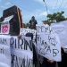 Desak Hukuman Mati Pelaku Pembunuhan Satu Keluarga, Ratusan Warga Demo di PN Indramayu
