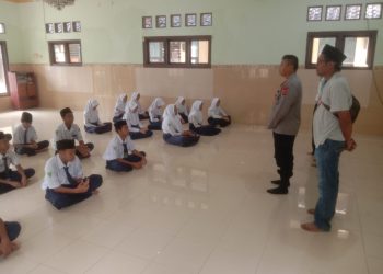Polsek Sliyeg Gencarkan Pembinaan Melalui Program  ‘Police Goes to School
