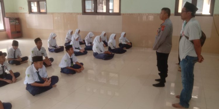 Polsek Sliyeg Gencarkan Pembinaan Melalui Program  ‘Police Goes to School