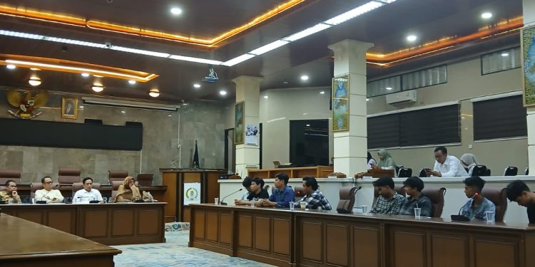 Dugaan Skandal Amoral Pimpinan DPRD Kota Cirebon, Mahasiswa Desak Sanksi Pemecatan
