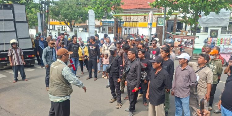 Unjuk Rasa di PN Indramayu, Keluarga Korban Pembunuhan Paoman Tuntut Hukuman Mati Pelaku 