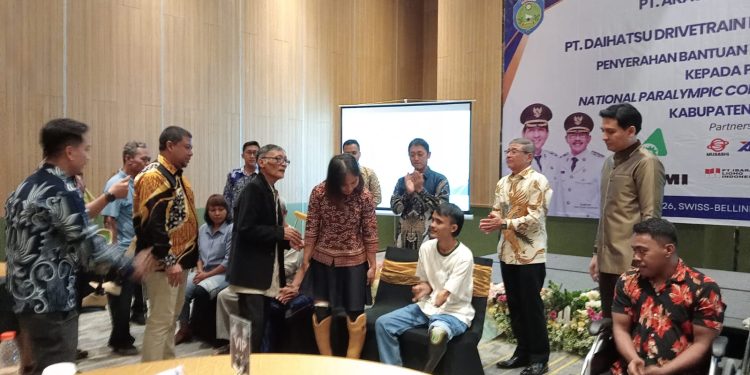 PT AWI dan PT DDMI Beri Bantuan Kaki Palsu dan Kursi Roda kepada Atlet NPCI Indramayu