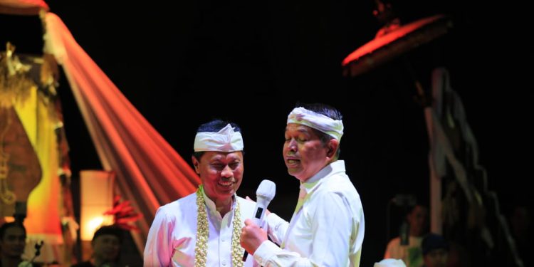 Kita Budaya Milangkala Tatar Sunda Berhasil Memukau Masyarakat, Lautan Manusia Padati Jalanan Kota Cirebon Semalam