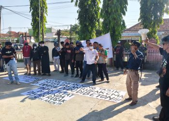 ASPECS-SABER Gelar Aksi di Kantor Kecamatan Astanajapura, Desak Perbaikan Jalan Mertapada – Gemulungtonggoh