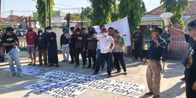 ASPECS-SABER Gelar Aksi di Kantor Kecamatan Astanajapura, Desak Perbaikan Jalan Mertapada – Gemulungtonggoh