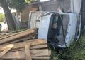 Diduga Rem Blong, Rekaman CCTV Ungkap Pick Up Kebut dan Terbalik ke Parit Usai Seruduk Motor di Jalan Asem Lemahabang