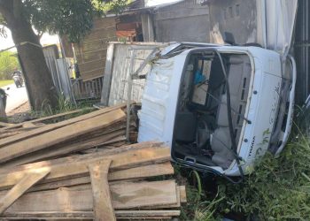 Diduga Rem Blong, Rekaman CCTV Ungkap Pick Up Kebut dan Terbalik ke Parit Usai Seruduk Motor di Jalan Asem Lemahabang