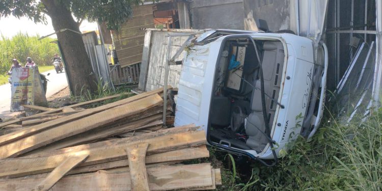 Diduga Rem Blong, Rekaman CCTV Ungkap Pick Up Kebut dan Terbalik ke Parit Usai Seruduk Motor di Jalan Asem Lemahabang