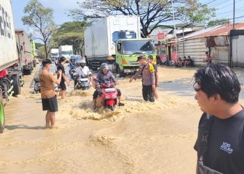 Petugas Terapkan Contraflow di Titik Rawan Banjir Jalur Pantura Cirebon Timur