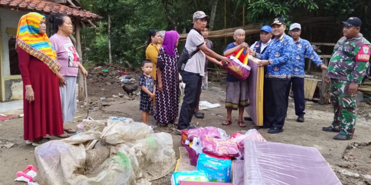 Terdampak Terjangan Banjir, Camat Sedong Salurkan Bantuan Dinsos Untuk 4 Rumah Warga Nagrak