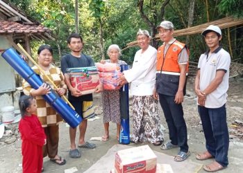 Camat Sedong Salurkan Bantuan BNPB Untuk Korban Banjir Warga Nagrak Sedong Kidul