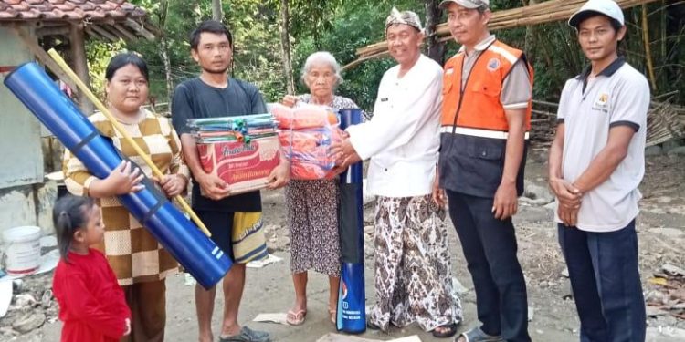 Camat Sedong Salurkan Bantuan BNPB Untuk Korban Banjir Warga Nagrak Sedong Kidul