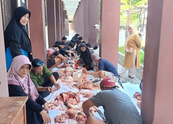 9 Guru SMAN 1 Lemahabang Qurban Sapi dan 2 Kambing,