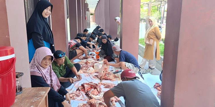 9 Guru SMAN 1 Lemahabang Qurban Sapi dan 2 Kambing,