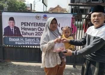 H. Satori Tebar 2.000 Paket Daging Kurban di Cirebon, Warga Palimanan Kebagian Lima Sapi